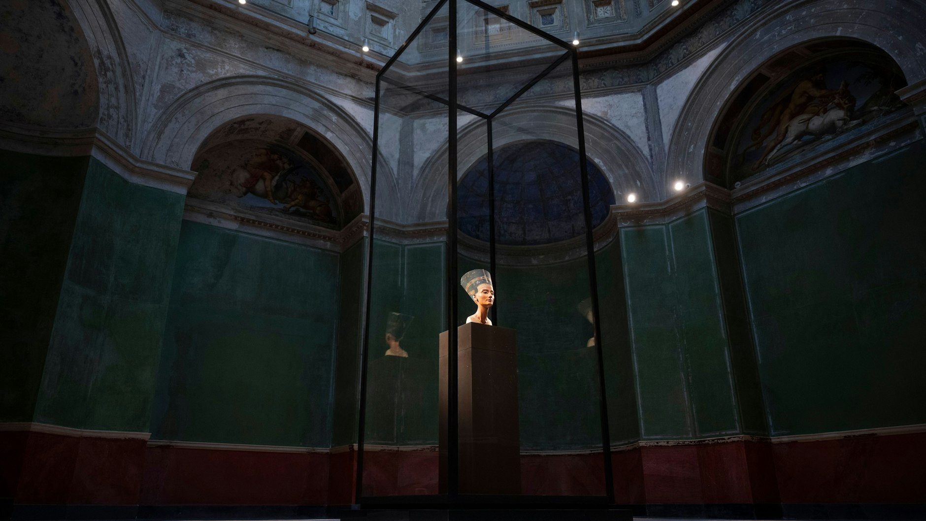 Wie in einem Thronsaal: die Büste der Königin Nofretete im Neuen Museum