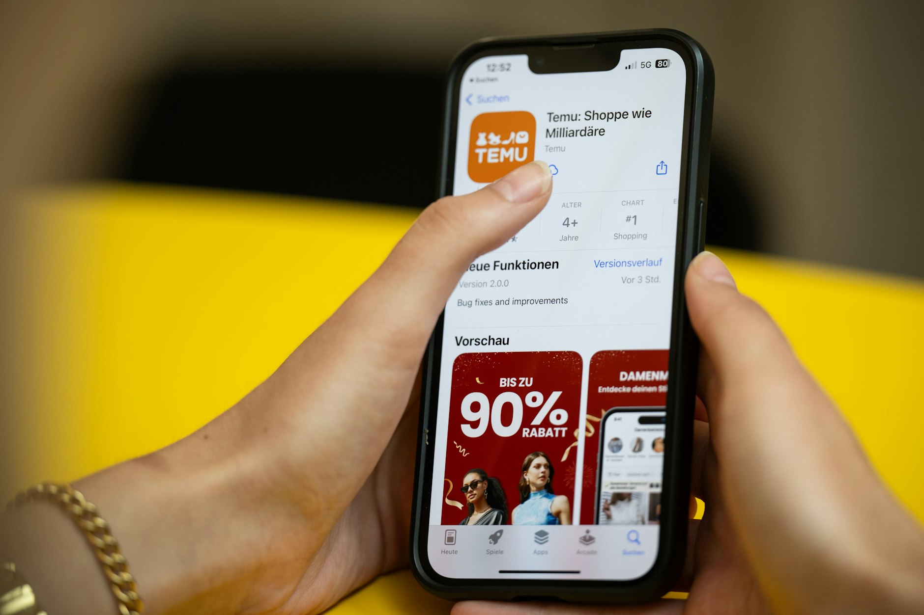 Eine Person hält ein Telefon mit der App Temu in den Händen. Die Verbraucherzentrale erwägt eine Klage gegen den Online-Marktplatz Temu. 