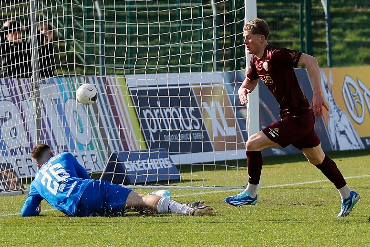 Der Ball ist drin und die VSG Altglienicke besiegt! Louis Malina, 3:2-Schütze für den BFC Dynamo, setzt an zum Jubellauf.