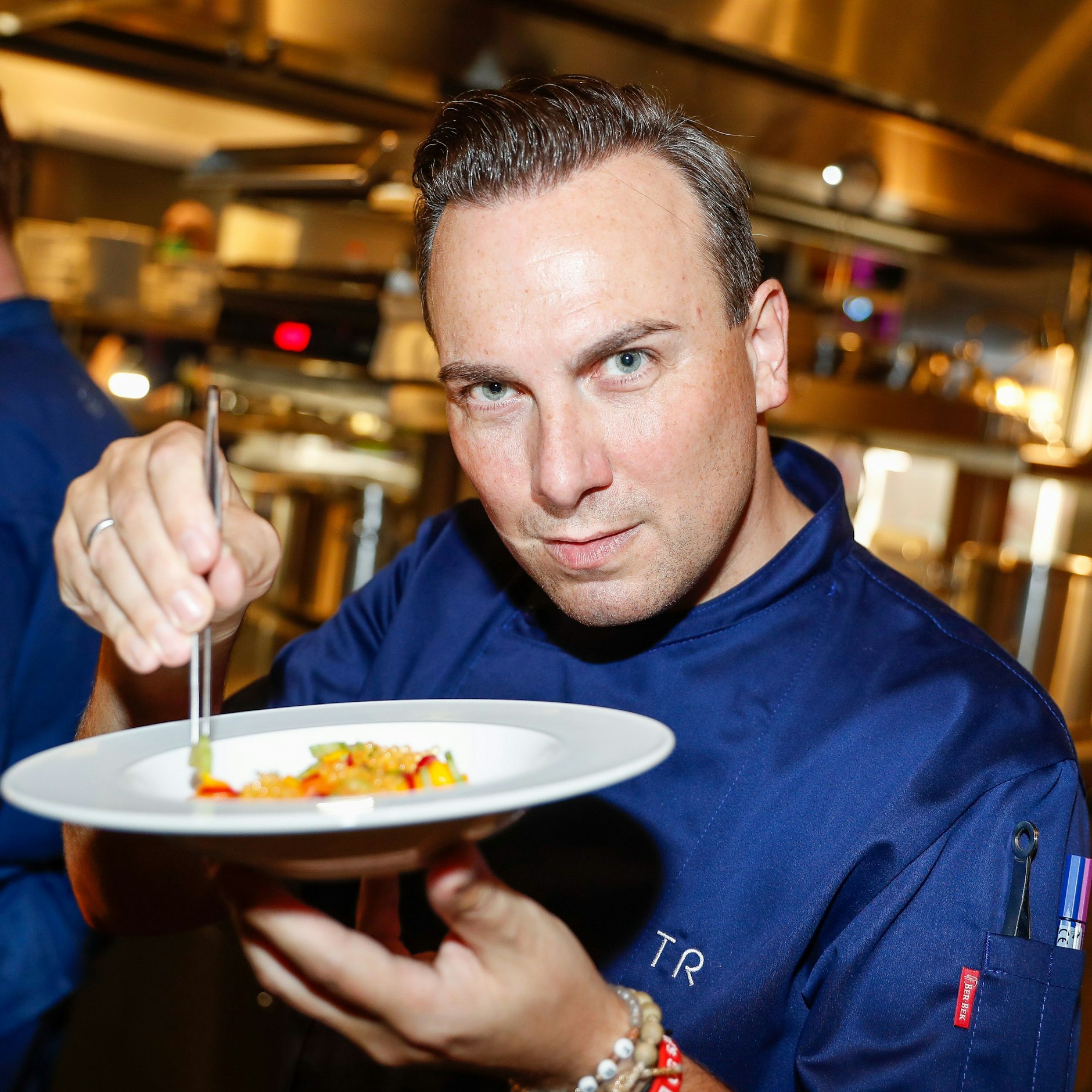 Der Berliner Spitzenkoch Tim Raue behält seine zwei Sterne im Michaelin-Restaurantführer.