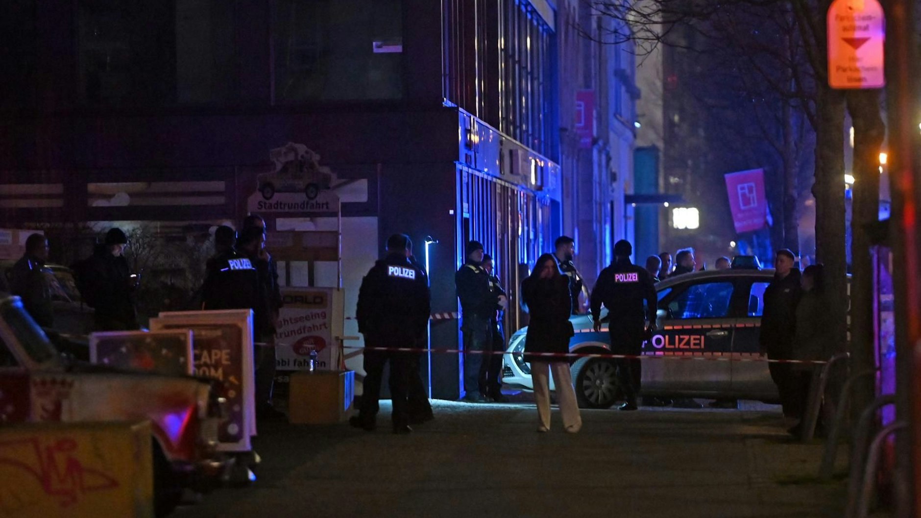 Die Polizei am Tatort: Ein 44-jähriger Mann wurde vor zwei Wochen bei einer Schießerei am Checkpoint Charlie tödlich verletzt.