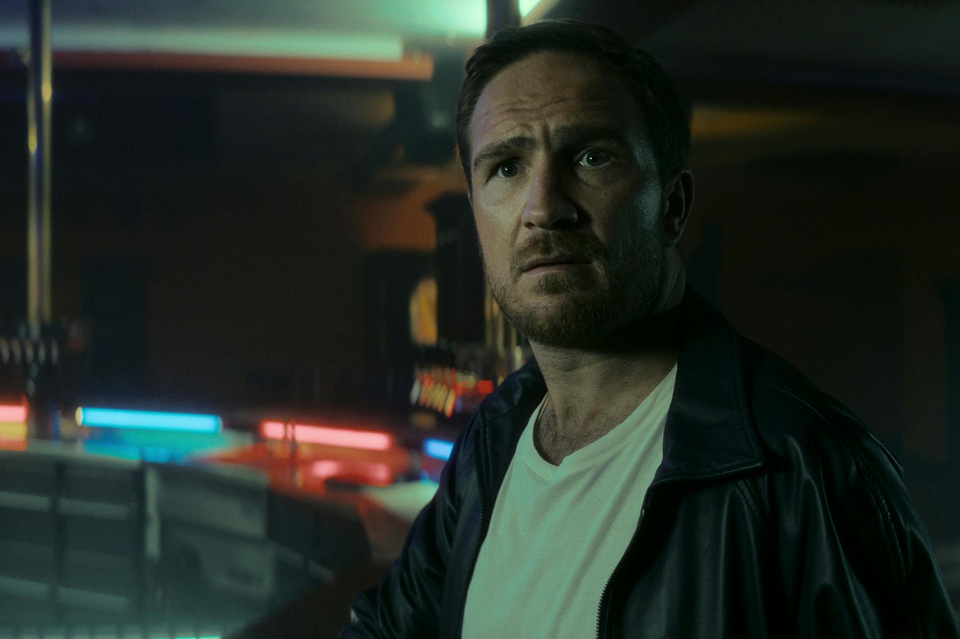 Frederick Lau lässt sich als Ex-Häfling Charly in der Serie „Crooks“ auf einen schmutzigen Deal ein.