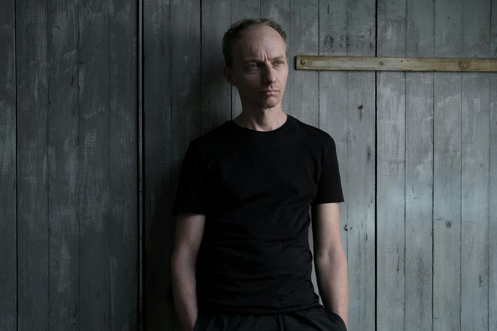 Dietrich Brüggemann, Jahrgang 1976, hat sich neben der Regie auch der Schriftstellerei und Musik verschrieben.