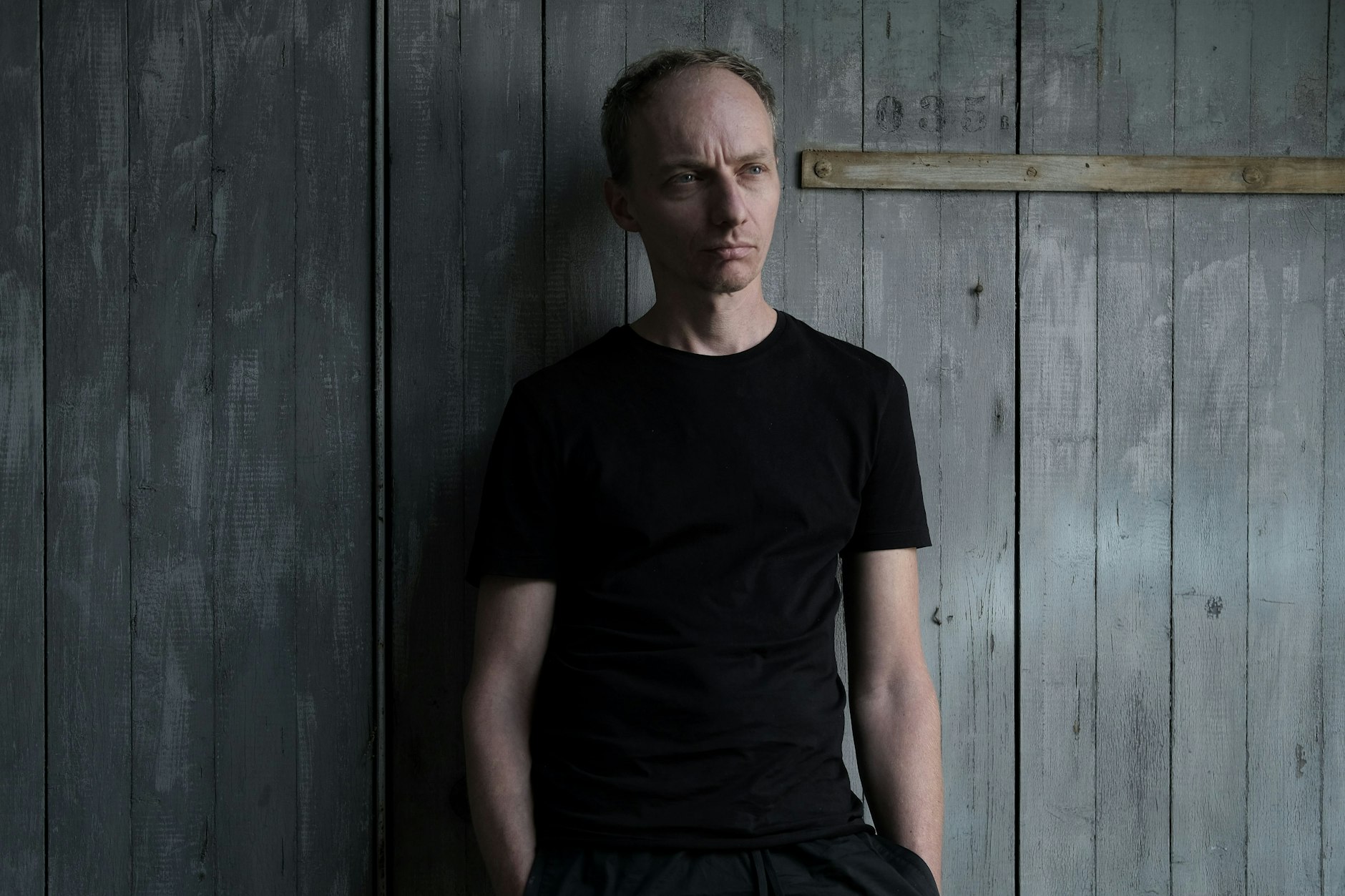 Dietrich Brüggemann, Jahrgang 1976, hat sich neben der Regie auch der Schriftstellerei und Musik verschrieben.