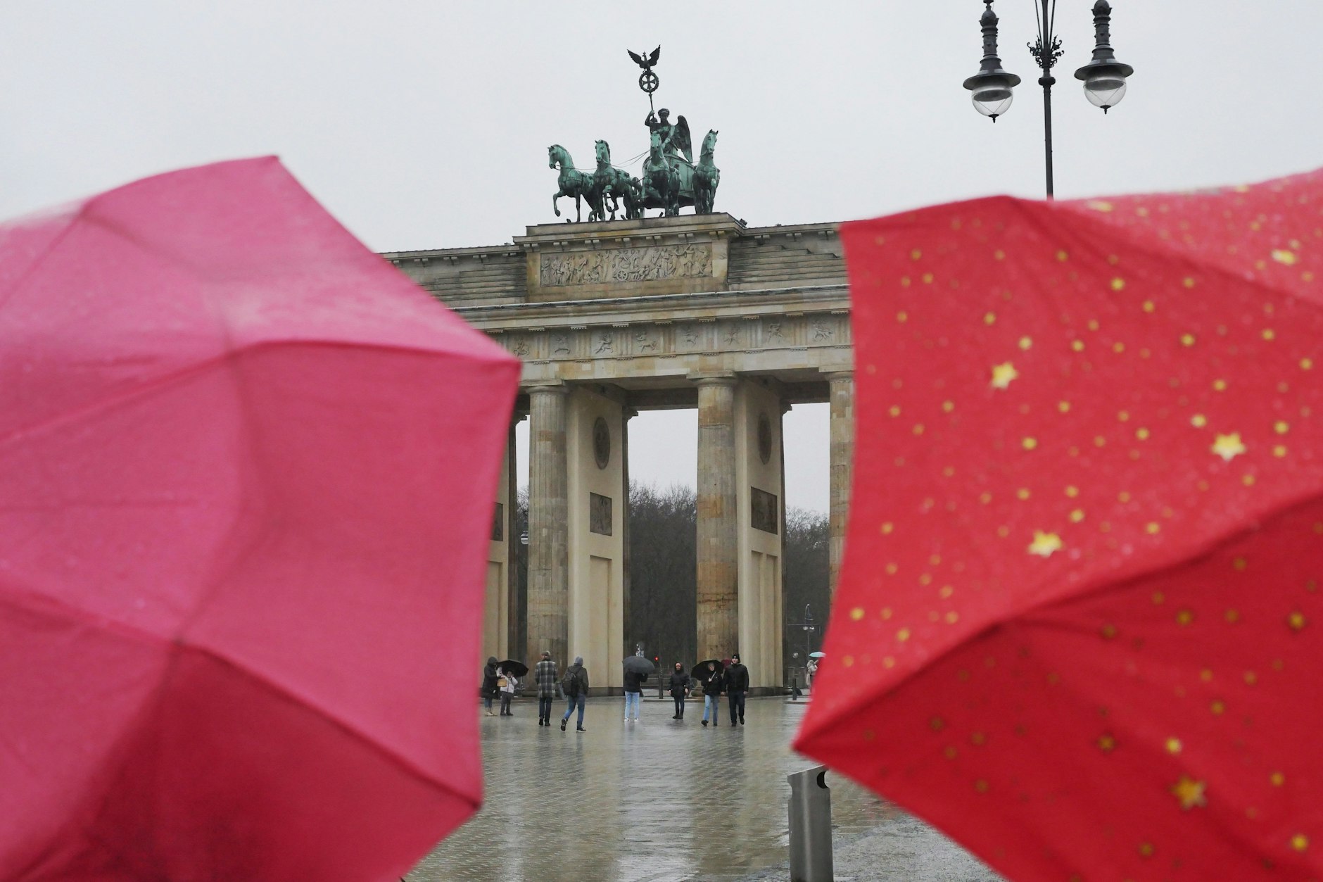 Ein dickes Regen-Band könnte am Oster-Wochenende für unangenehmes Wetter sorgen.