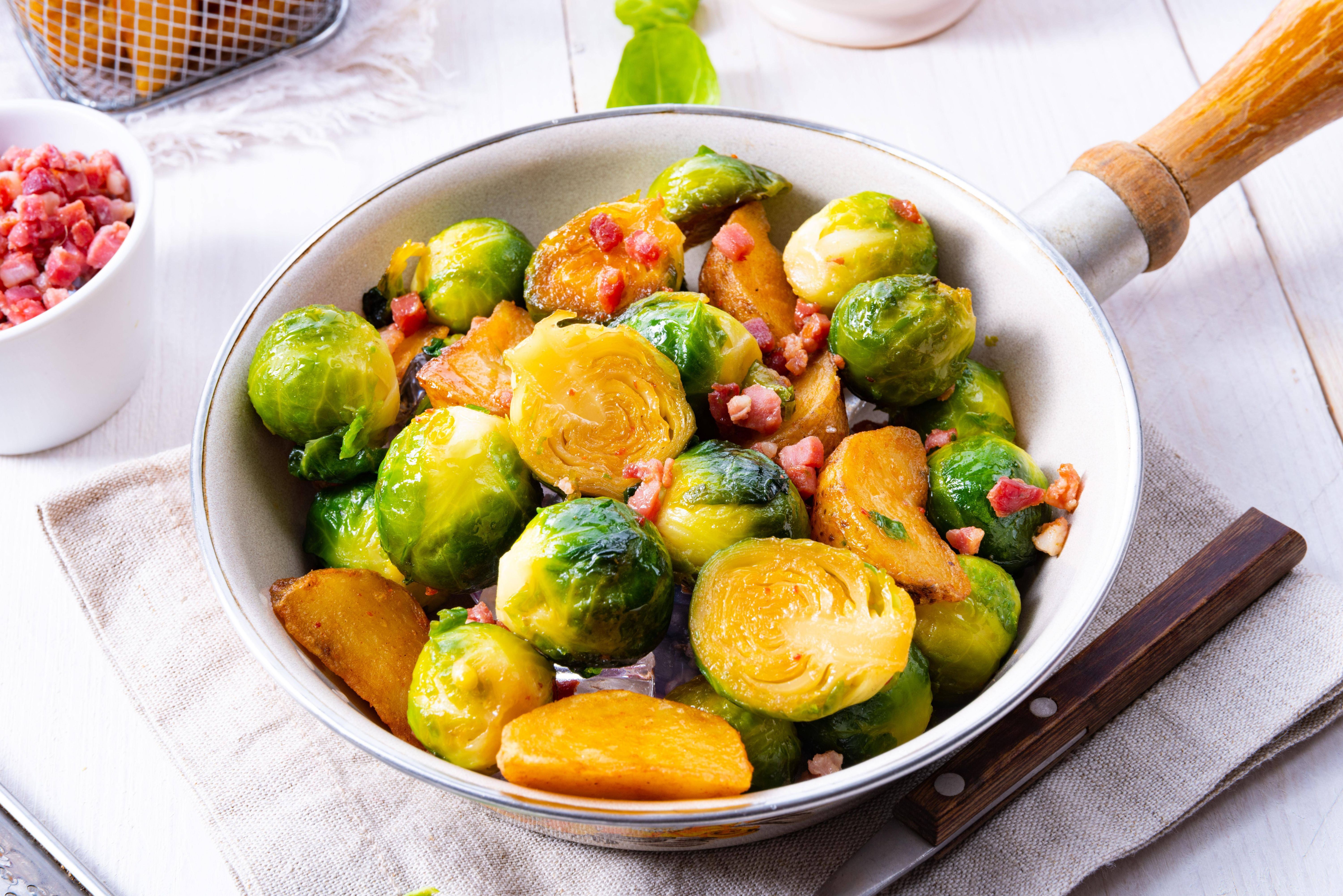 Rezept für Rosenkohl-Pfanne mit Kartoffeln und Schinken: Deftiges Gemüse-Gericht