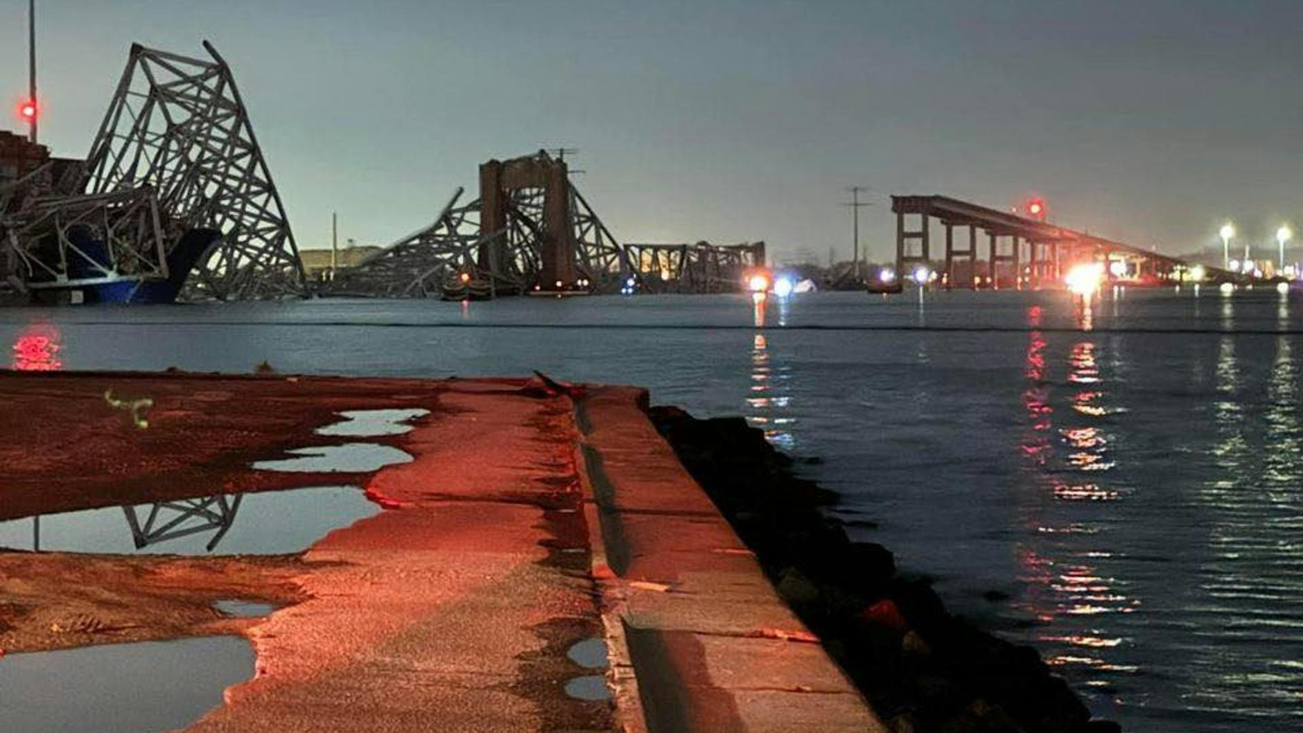 Die Brücke war nach dem Crash eingestürzt.