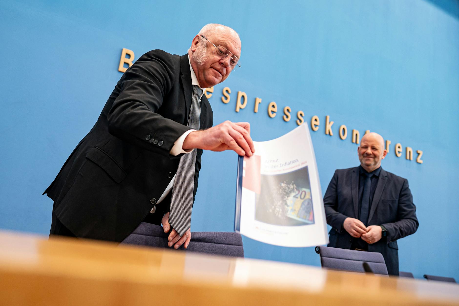 Ulrich Schneider (l), Hauptgeschäftsführer des Paritätischen Gesamtverbandes, stellt auf der Pressekonferenz unter dem Motto «Armut in der Inflation» des Paritätischen Gesamtverbandes den Bericht zur Armutsentwicklung vor.