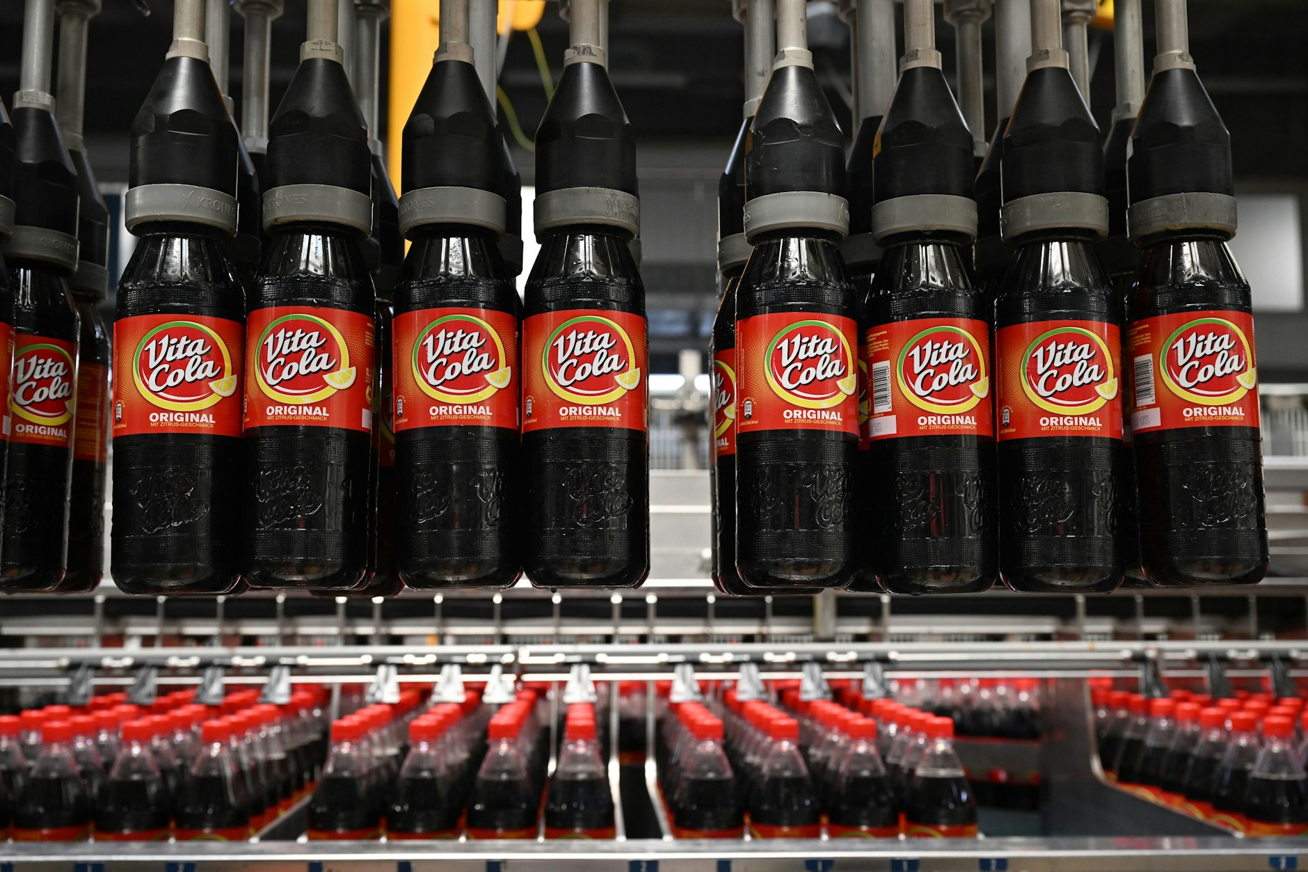 Nachfrage steigt: Eine Anlage für die Abfüllung von Vita-Cola der Thüringer Waldquell Mineralbrunnen GmbH in Schmalkalden. 