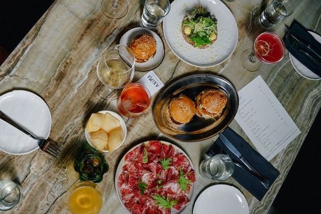 Rindertatar, Gnocco Fritto, Schweinefleisch-Slider-Burger, marinierte Oliven und Schinken