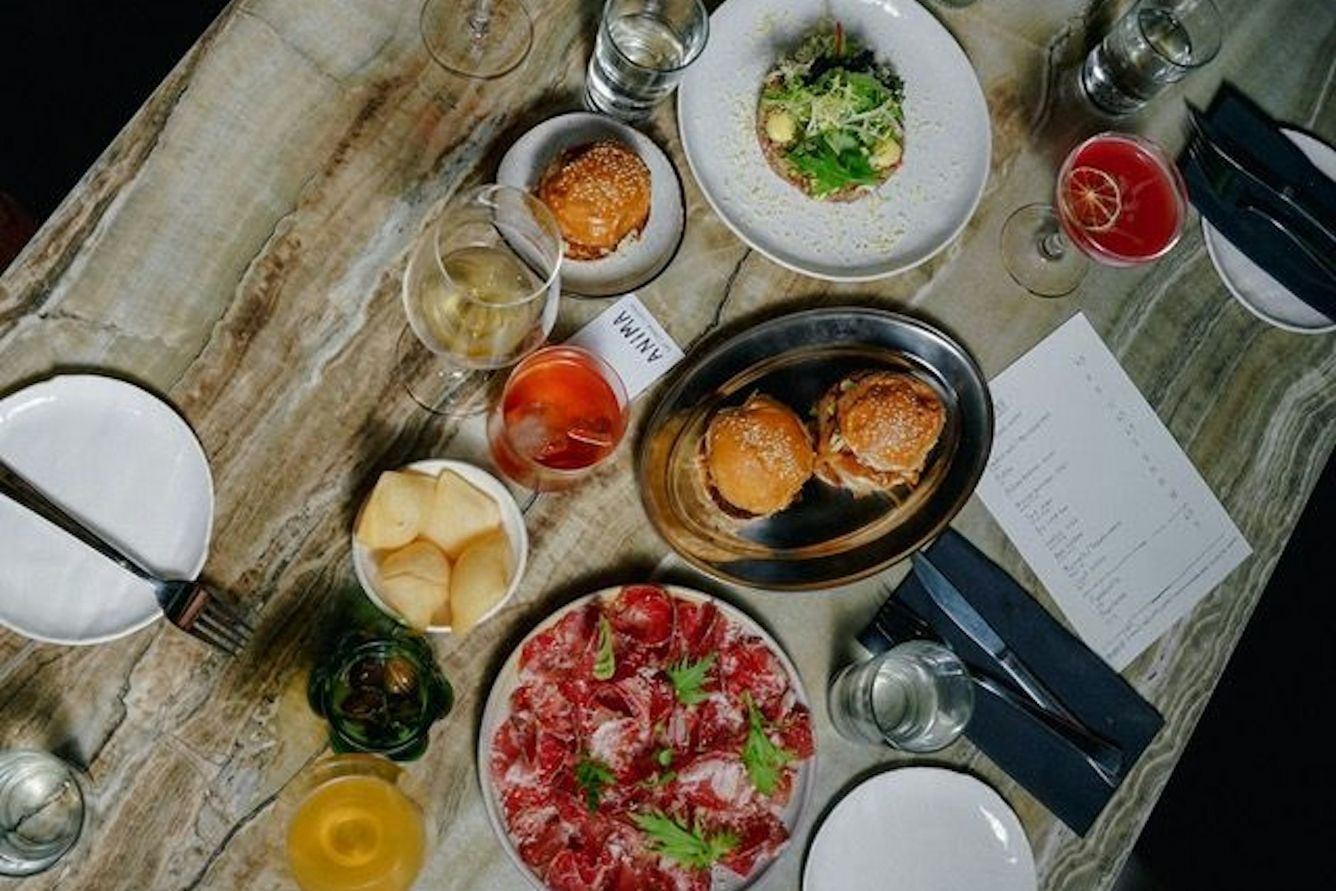 Rindertatar, Gnocco Fritto, Schweinefleisch-Slider-Burger, marinierte Oliven und Schinken