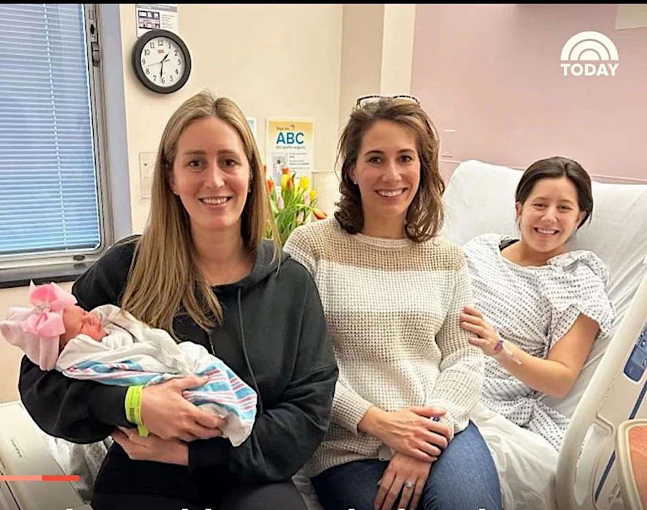 Baby Emersyn auf dem Arm von Mutter Jaclyn Fieberg und deren Schwestern Meredith McIntyre und Stephanie Corritori (im Bett).