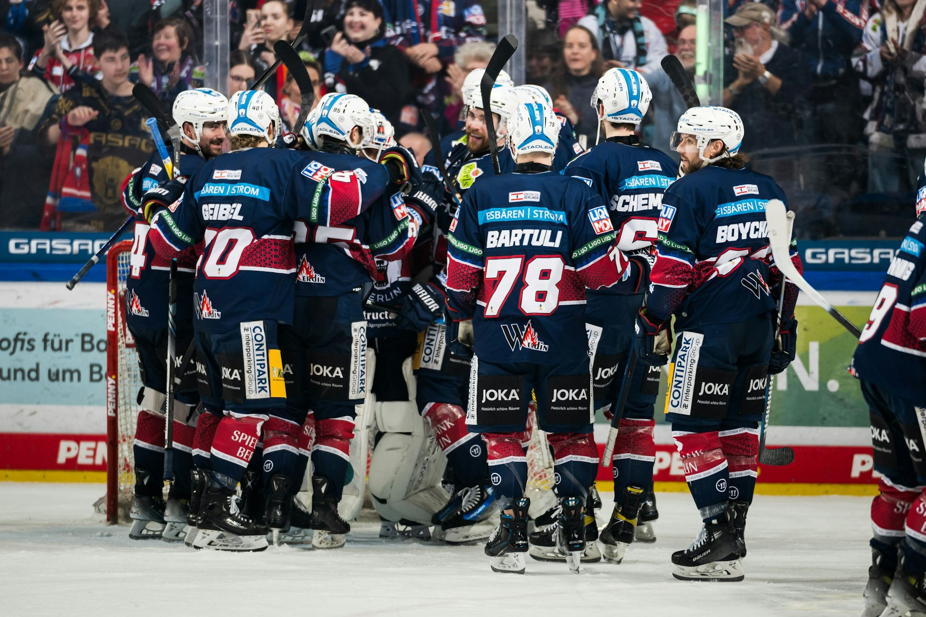 Die Eisbären feiern ihren Sieg nach dem Spiel zwischen den Berlinern und den Adler Mannheim am Dienstag in Berlin.&nbsp;