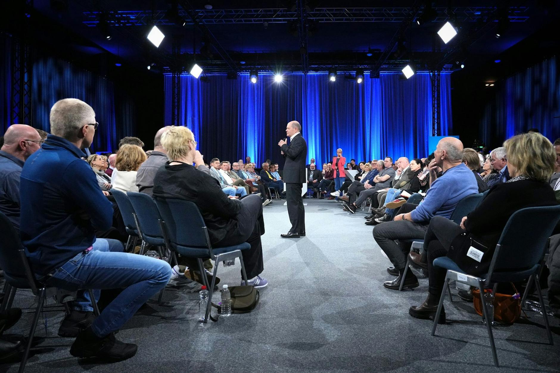 In Brandenburg an der Havel stellte sich Bundeskanzler Olaf Scholz den Fragen von Bürgerinnen und Bürgern.