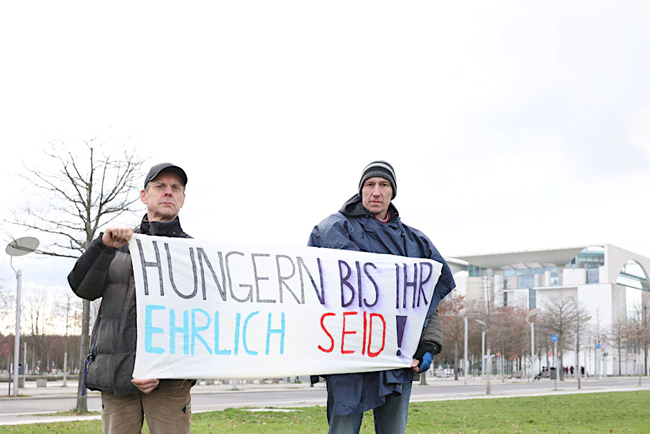 Richard Cluse (57) und Wolfgang Metzeler-Kick (49) sind gegenüber vom Bundeskanzleramt im Hungerstreik.