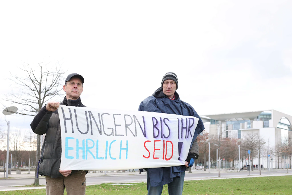 Zwei Klima-Kleber hungern, bis der Kanzler seine Klimapolitik ändert