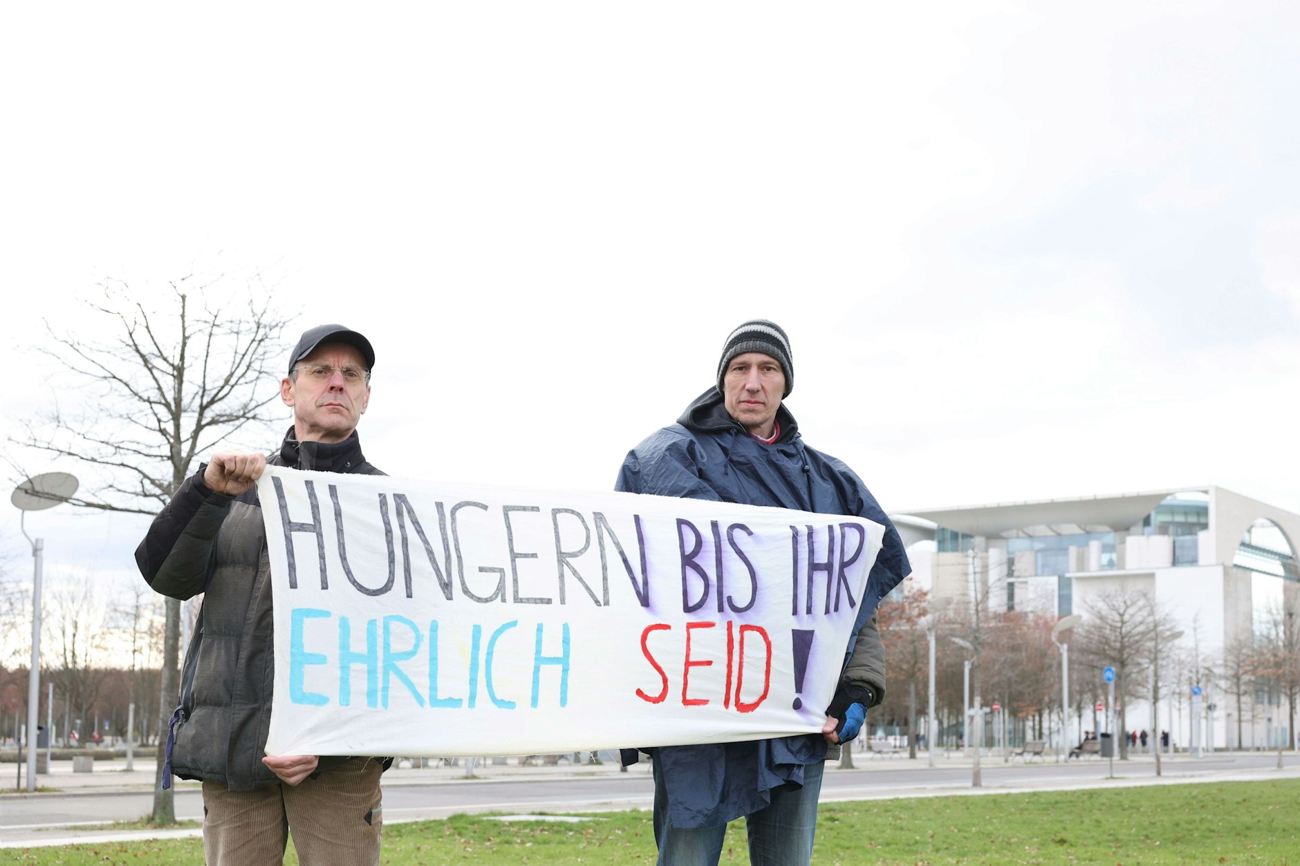Richard Cluse (57) und Wolfgang Metzeler-Kick (49) sind gegenüber vom Bundeskanzleramt im Hungerstreik.