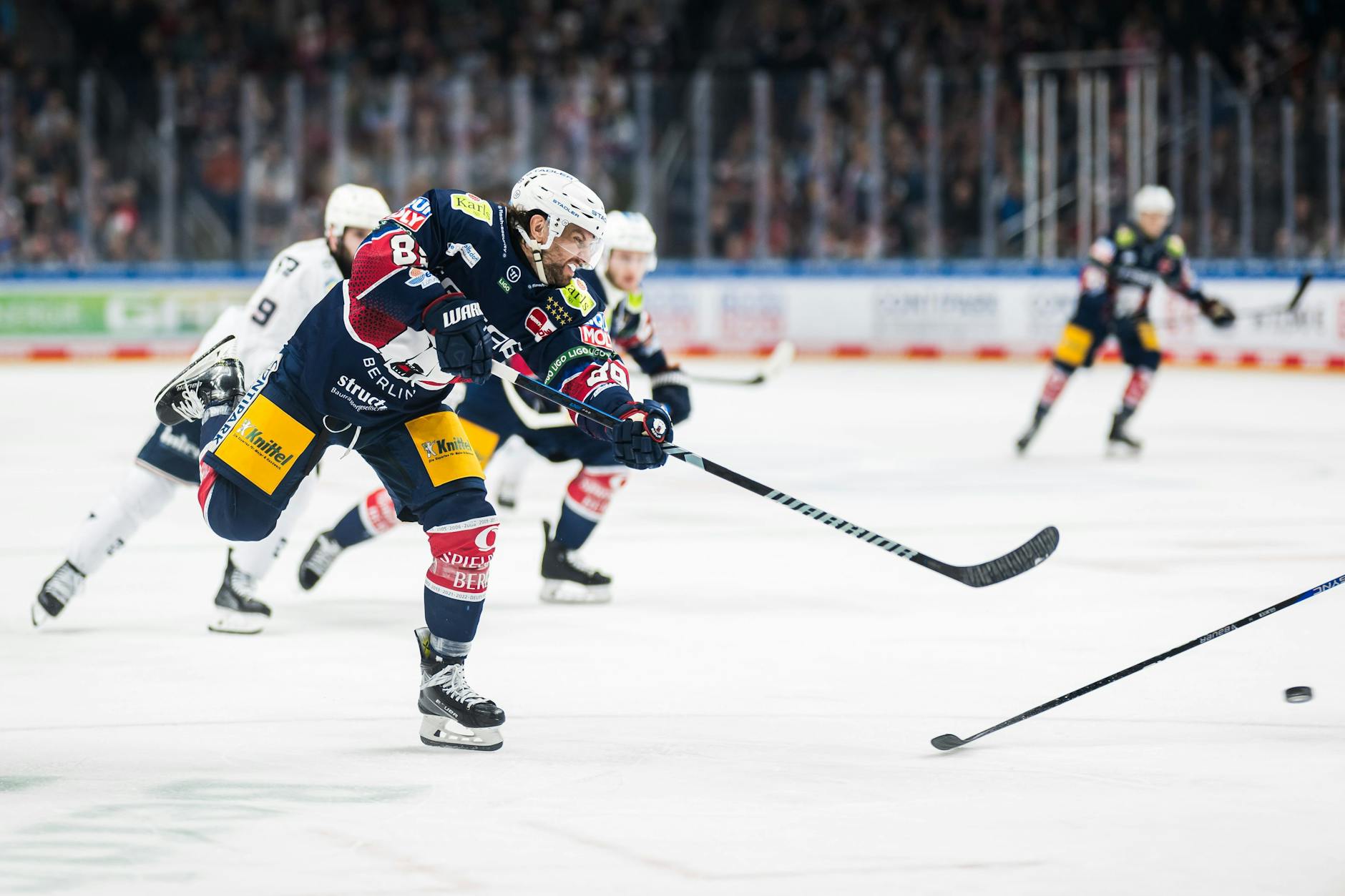 Zach Boychuk erzielt den 3:2-Siegtreffer für die Eisbären Berlin gegen die Adler Mannheim.