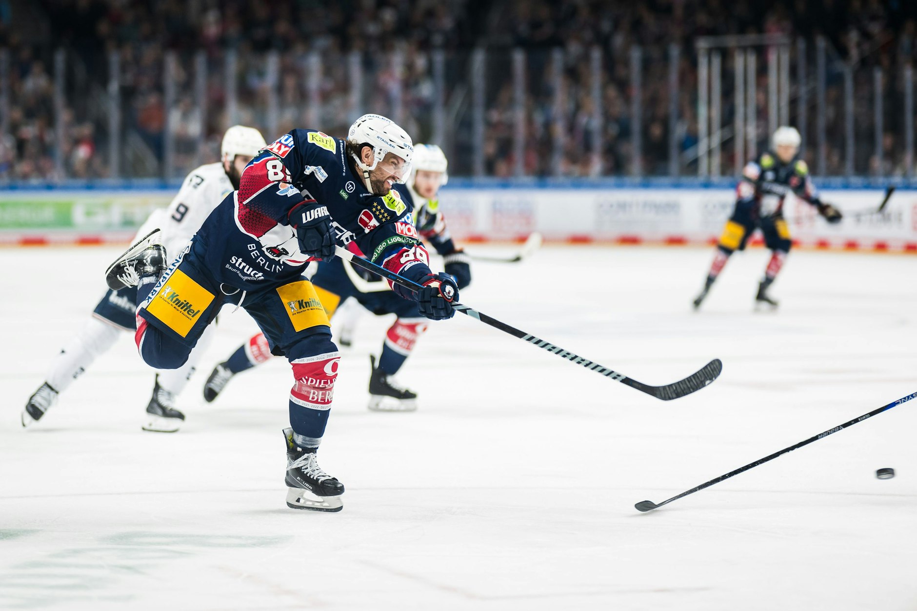 Zach Boychuk erzielt den 3:2-Siegtreffer für die Eisbären Berlin gegen die Adler Mannheim.