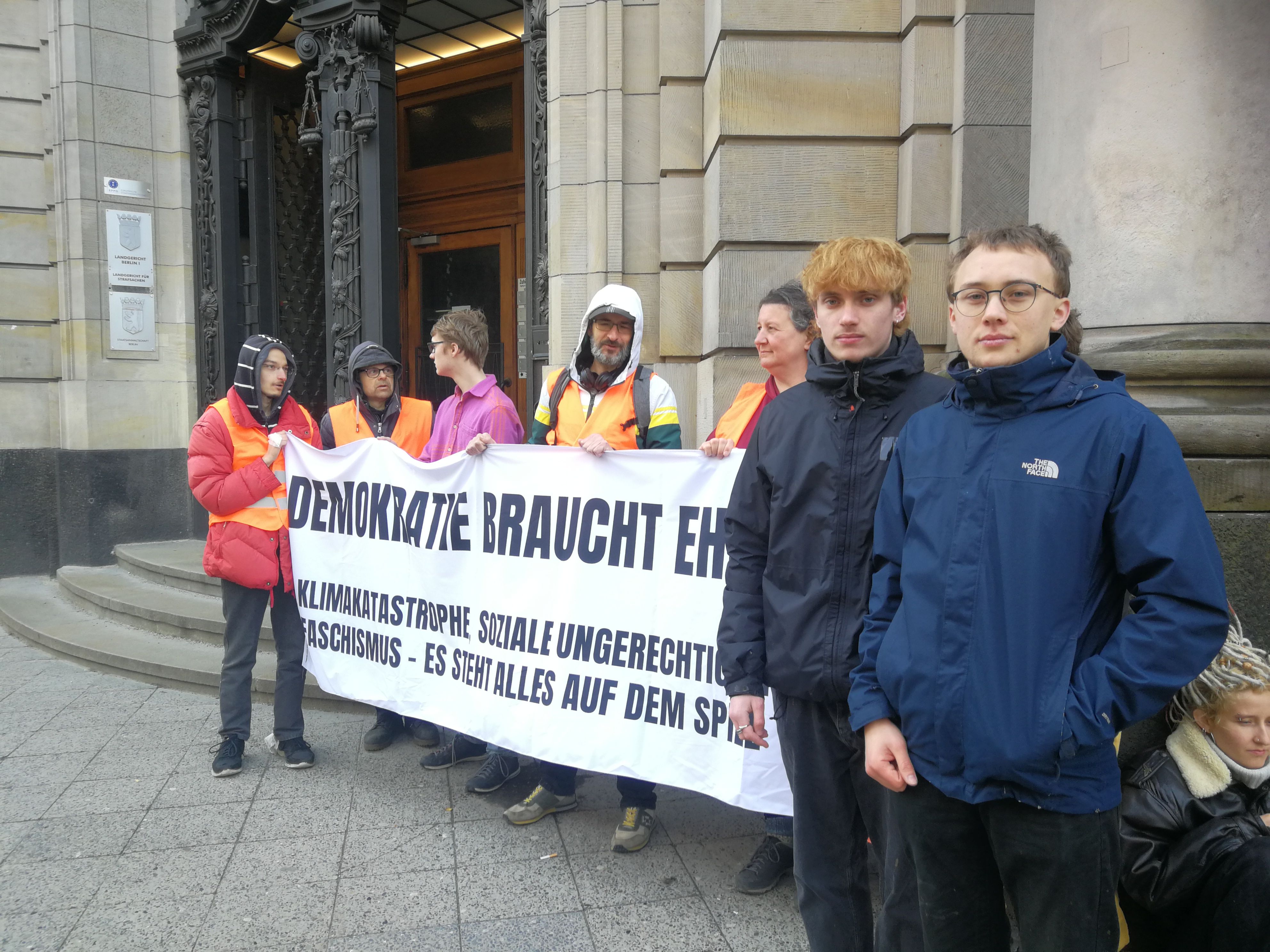 Farbattacke Auf Brandenburger Tor: Prozess Gegen Aktivisten Der Letzten ...