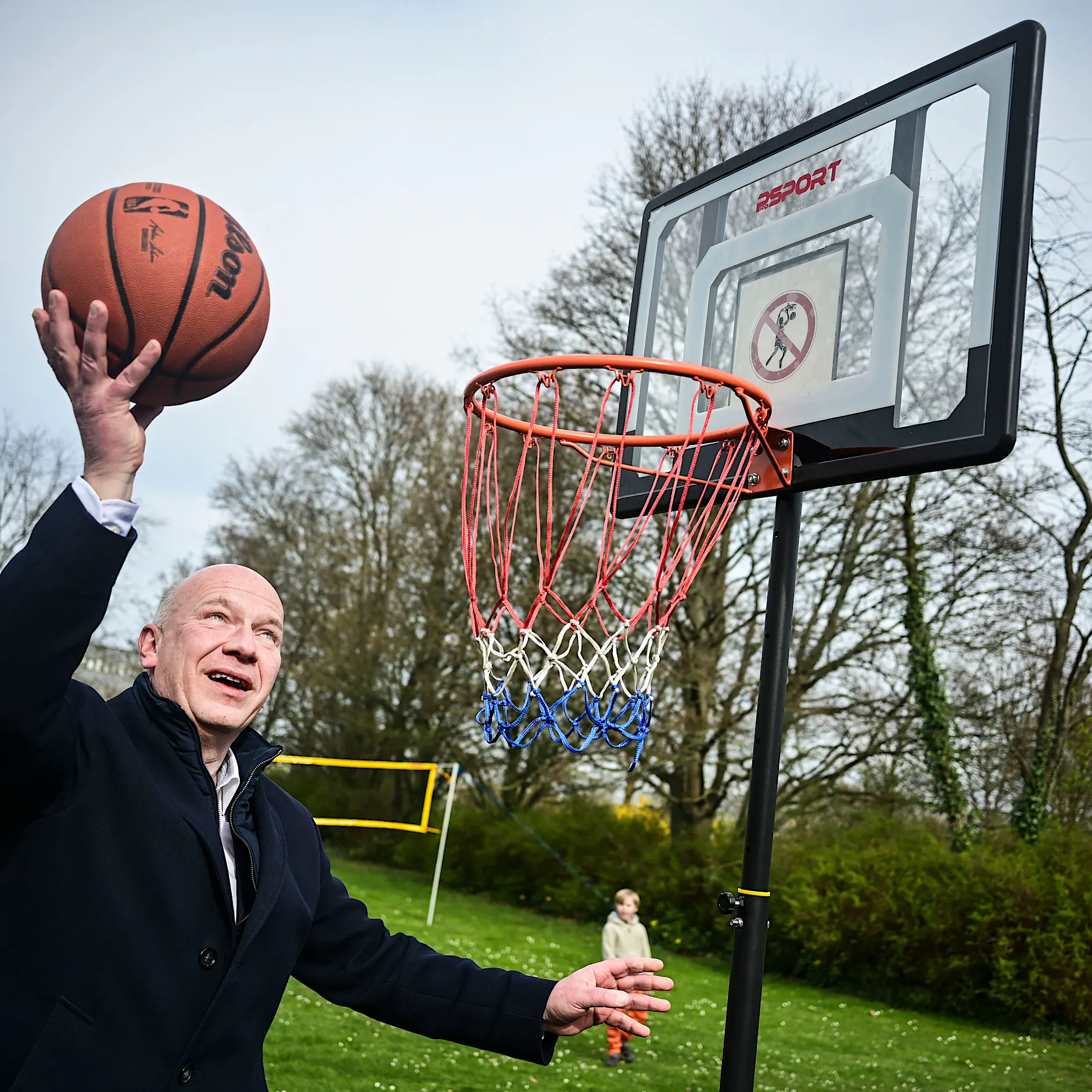 Mit Kai Wegner und Martin Hikel auf Klassenfahrt: Proteste bei der Senatstour durch Neukölln