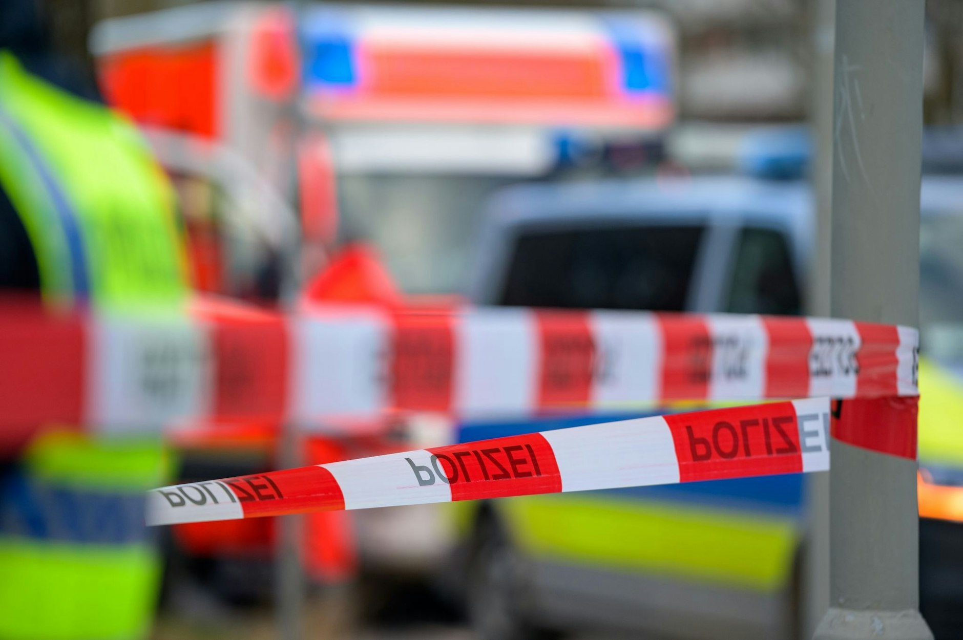 ARCHIV - Ein Mitarbeiter des Phantasialands wurde von einer Achterbahn erfasst und ist gestorben (Symbolbild).  