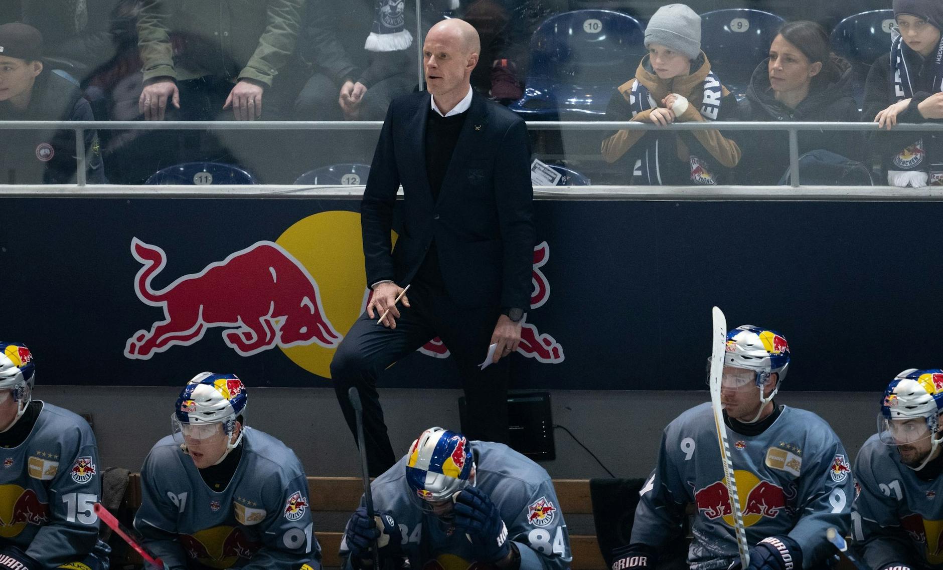 ARCHIV - Münchens Trainer Toni Söderholm und sein Team hatten in der Hauptrunde Probleme.
