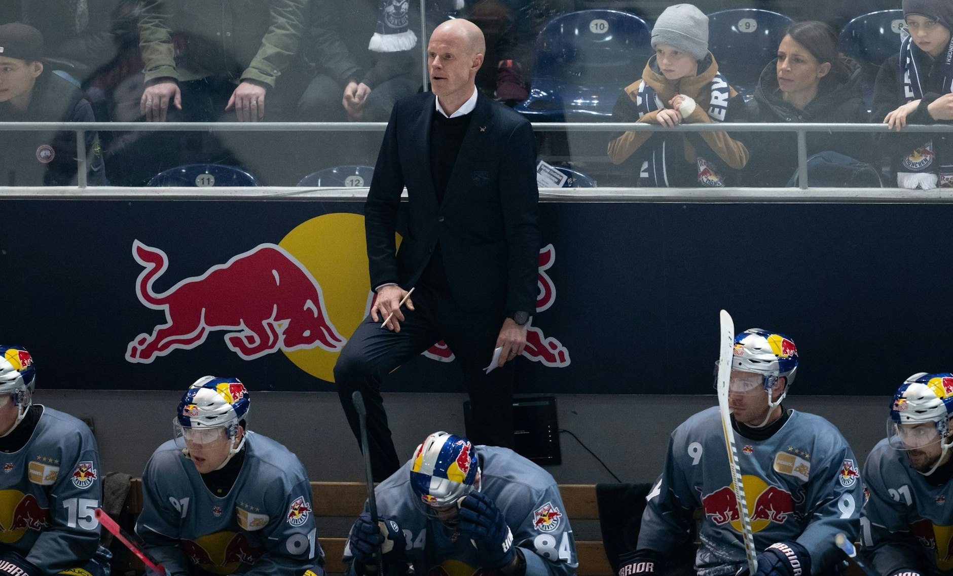 ARCHIV - Münchens Trainer Toni Söderholm und sein Team hatten in der Hauptrunde Probleme.  