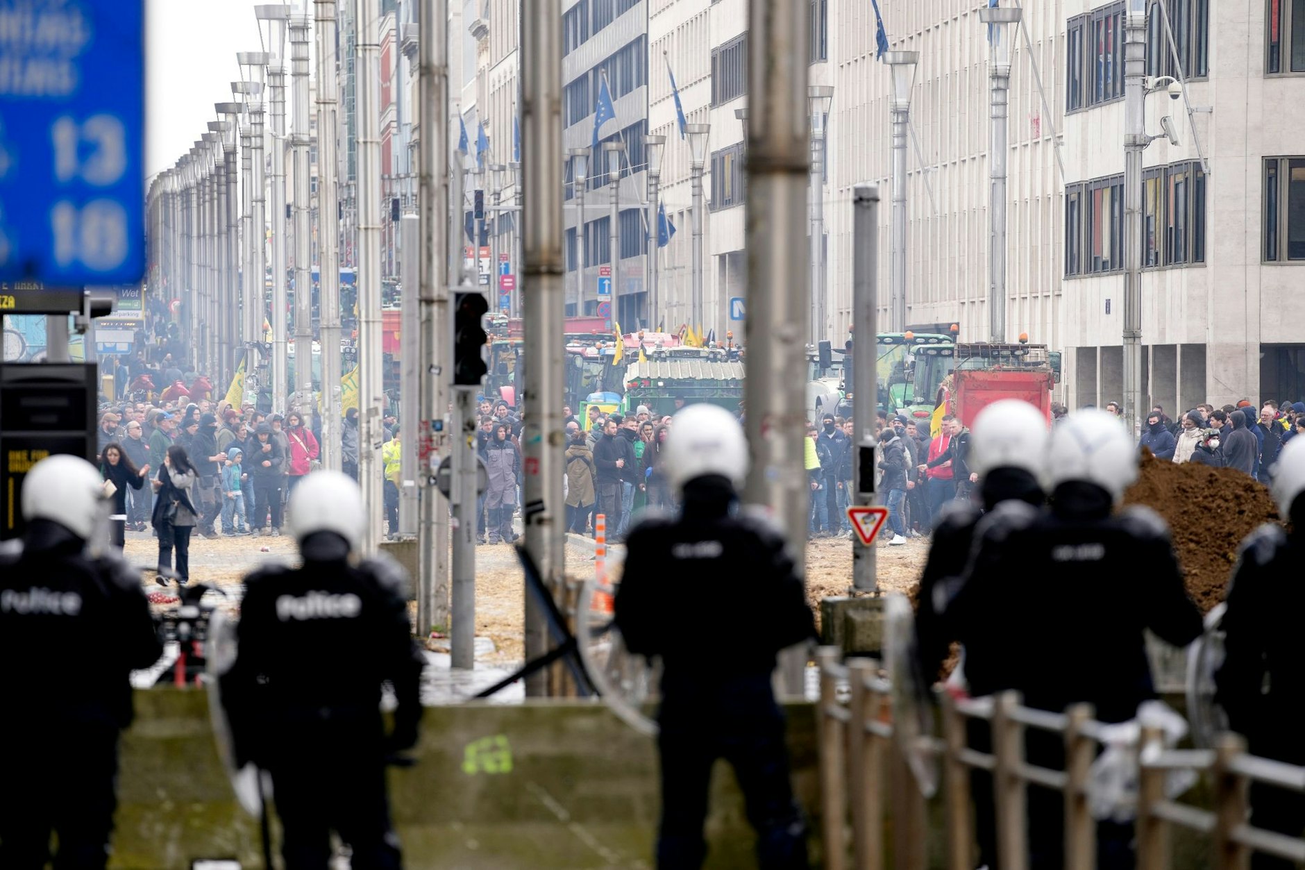 dpatopbilder - Vor dem Gebäude des Europäischen Rates in Brüssel stehen sich Polizisten und demonstrierende Landwirte gegenüber. Anlass der Proteste ist ein Treffen der EU-Agrarminister, bei dem über die Situation der Bauern in Europa beraten wird.  