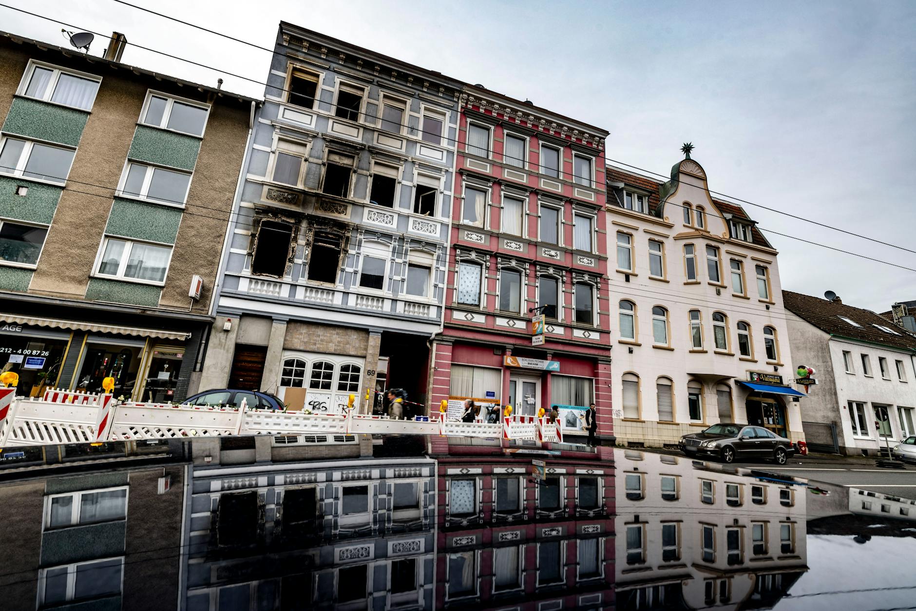 Brandort in Solingen am Mittwoch. In dem Feuer waren am Montagmorgen vier Menschen ums Leben gekommen.