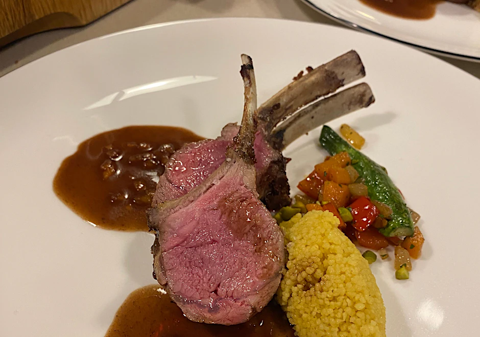 Ist Lammbraten nicht zu archaisch? Nun, in Maßen und zu Ostern genossen, ist das zarte Fleisch ein jedenfalls großer Genuss.