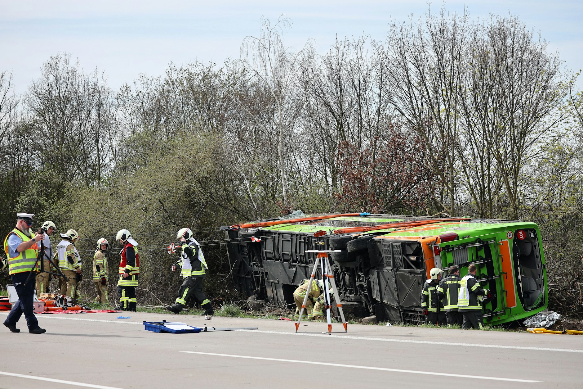 Der Bus kippte bei dem Unfall auf die Seite. Vier Menschen starben bei dem Unglück.