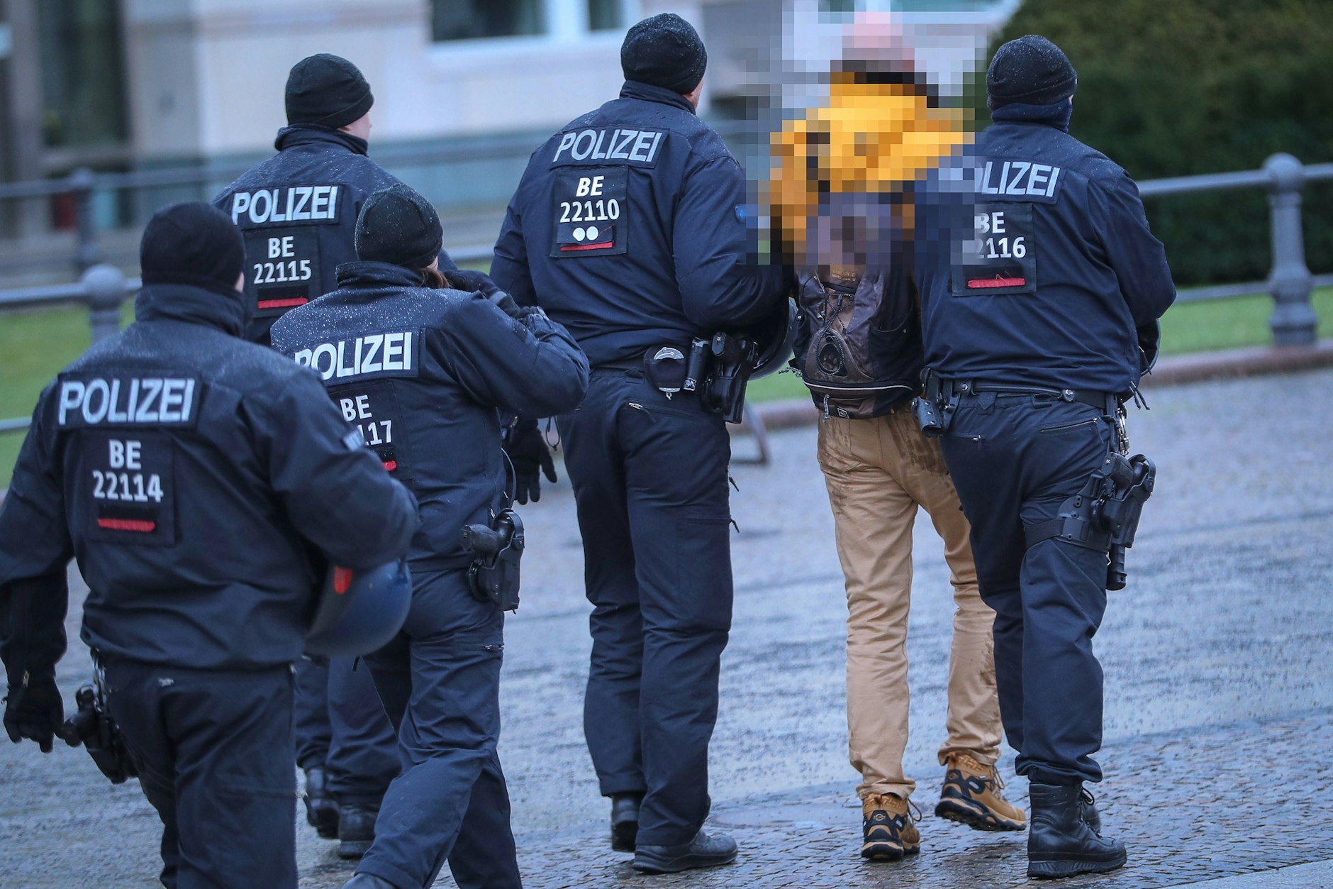 Ein Gewalttäter wird von der Berliner Polizei abgeführt.