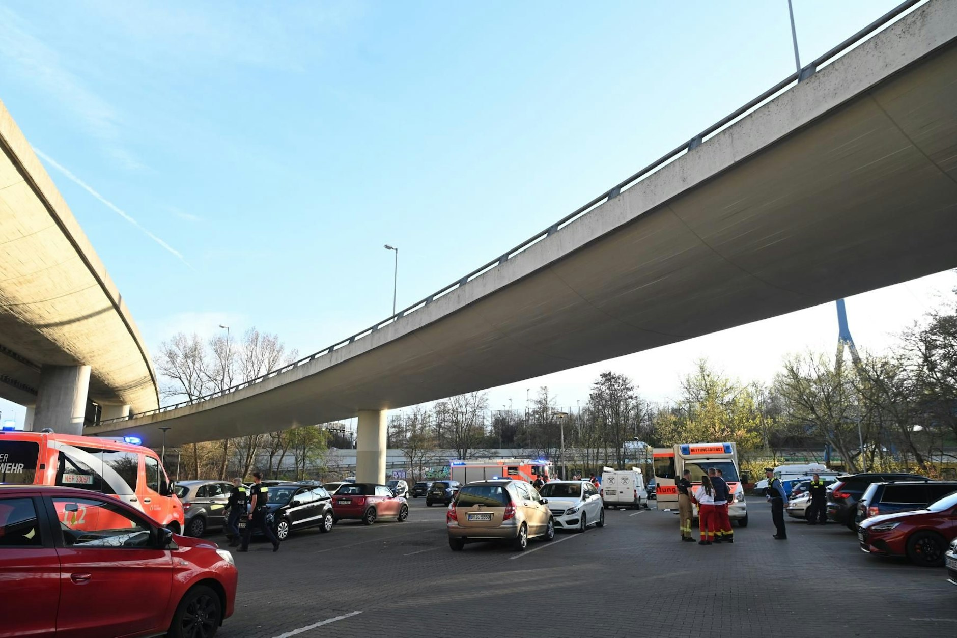 Von dieser Brücke stürzten die beiden. Die Mitfahrerin war nach dem Sturz sofort tot.