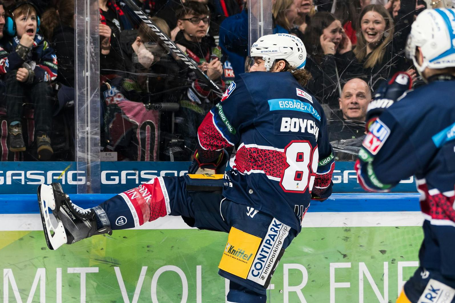 Hoch das Bein! Eisbären-Knipser Zach Boychuk feiert sein Tor zum 3:2, Freddie Tiffels (r.) kommt zum Gratulieren.