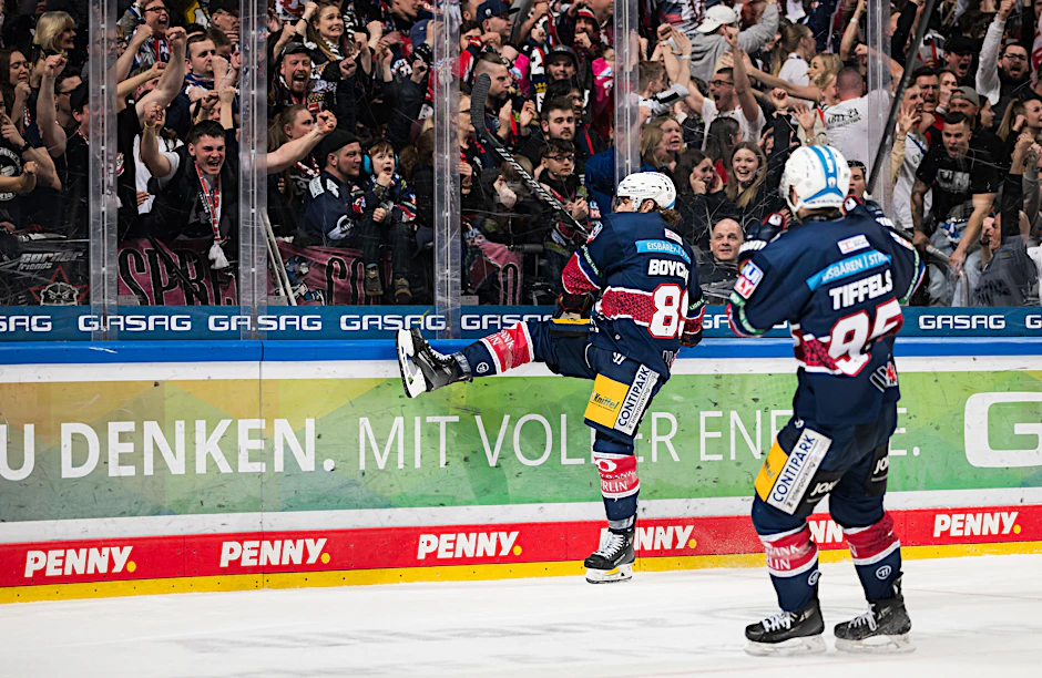 Hoch das Bein! Eisbären-Knipser Zach Boychuk feiert sein Tor zum 3:2, Freddie Tiffels (r.) kommt zum Gratulieren.