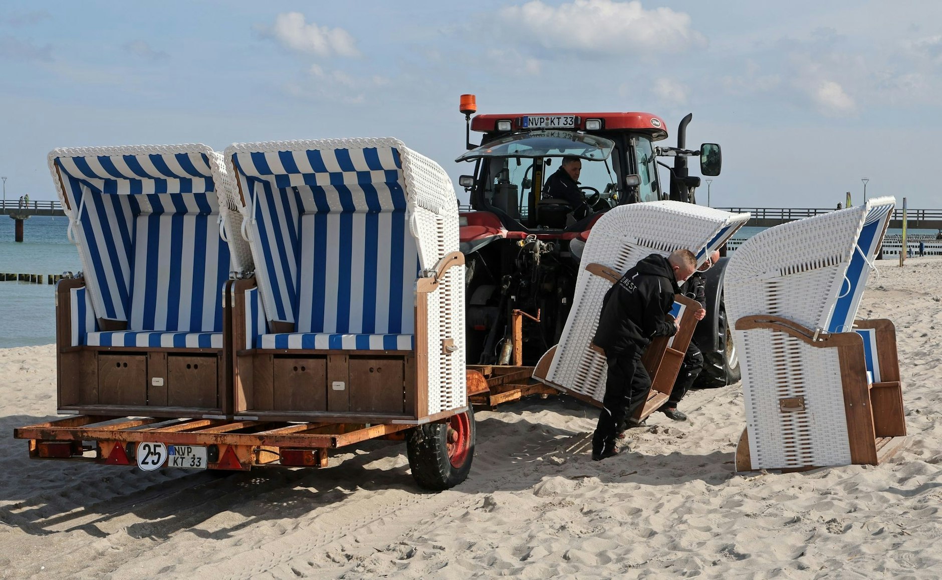 Die Vorbereitungen laufen auf Hochtouren: Am Ostseestrand in Zingst werden die ersten Strandkörbe angefahren und aufgestellt. Über das Osterwochenende werden zahlreiche Urlauber erwartet.  