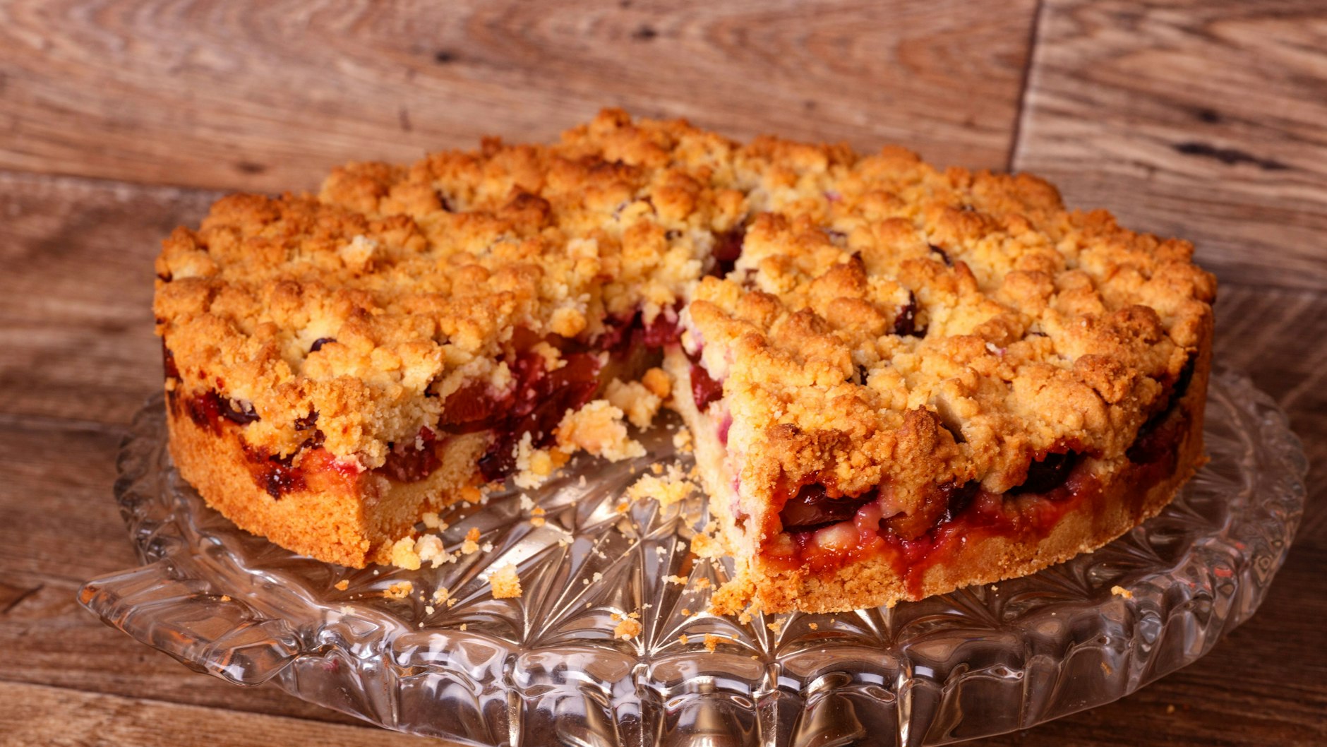 Nicht geht über ein leckeres Stück Pflaumenkuchen mit Streuseln nach diesem Rezept - der leckere Kuchen aus Thüringen ist ein Genuss für alle Naschkatzen!