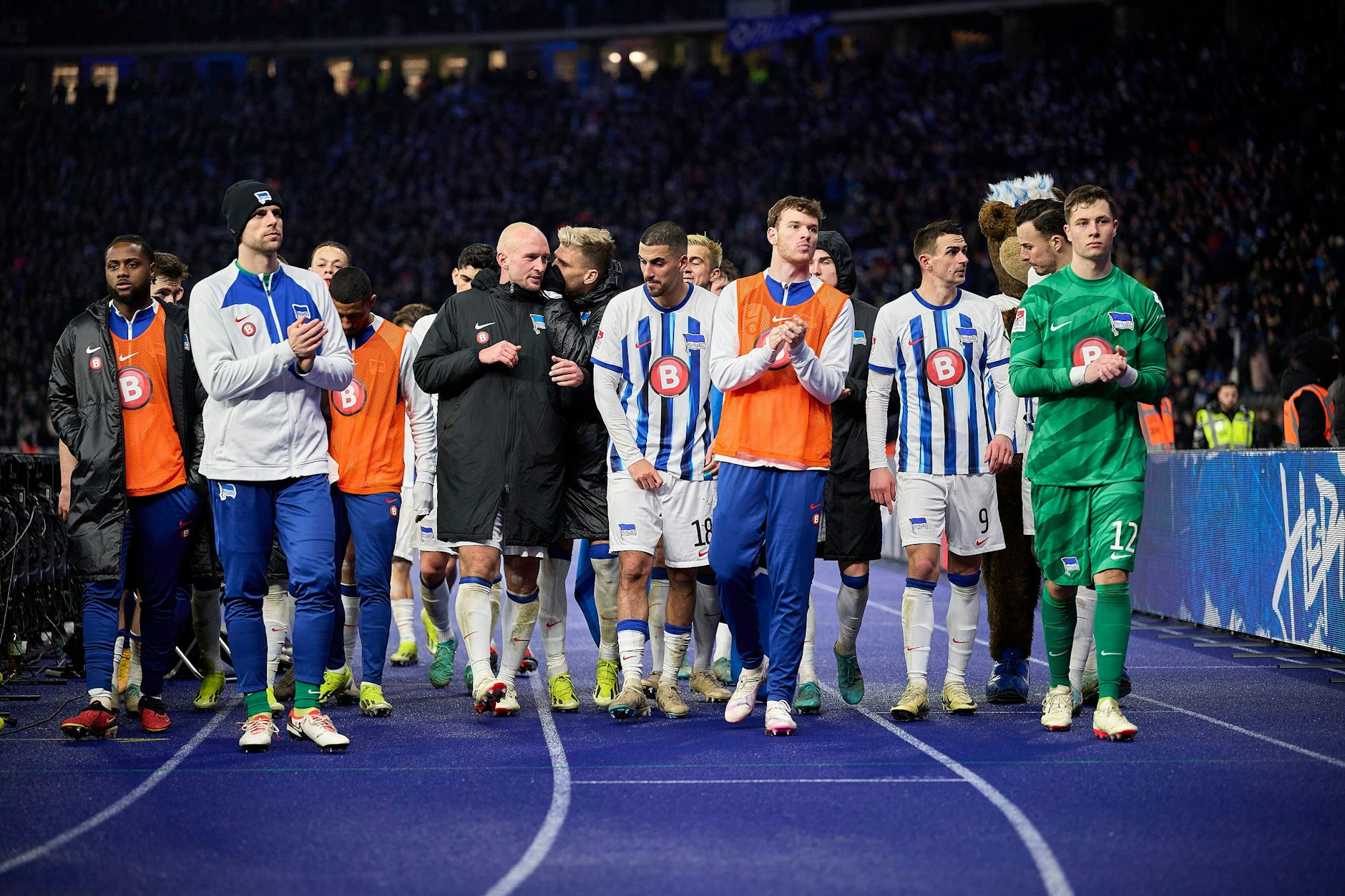 Mit Frust zu den Fans in die Ostkurve. Das bisher letzte Samstagabend-Spiel ging mit 1:2 gegen den HSV im Olympiastadion verloren.