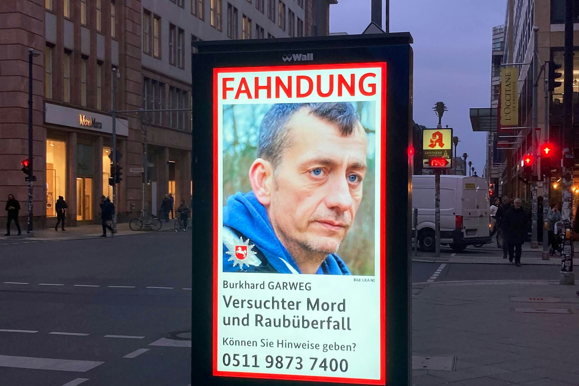 760 Tipps, wo RAF-Terroristen Garweg und Staub sich verstecken. Ein Fahndungsplakat des Landeskriminalamts Niedersachsen zeigt den mutmaßlichen früheren RAF-Terroristen Burkhard Garweg auf einer digitalen Anzeigetafel in der Innenstadt. Nach der Festnahme der mutmaßlichen Ex-RAF-Terroristin Klette setzt die Polizei die Suche nach weiteren RAF-Mitgliedern fort.