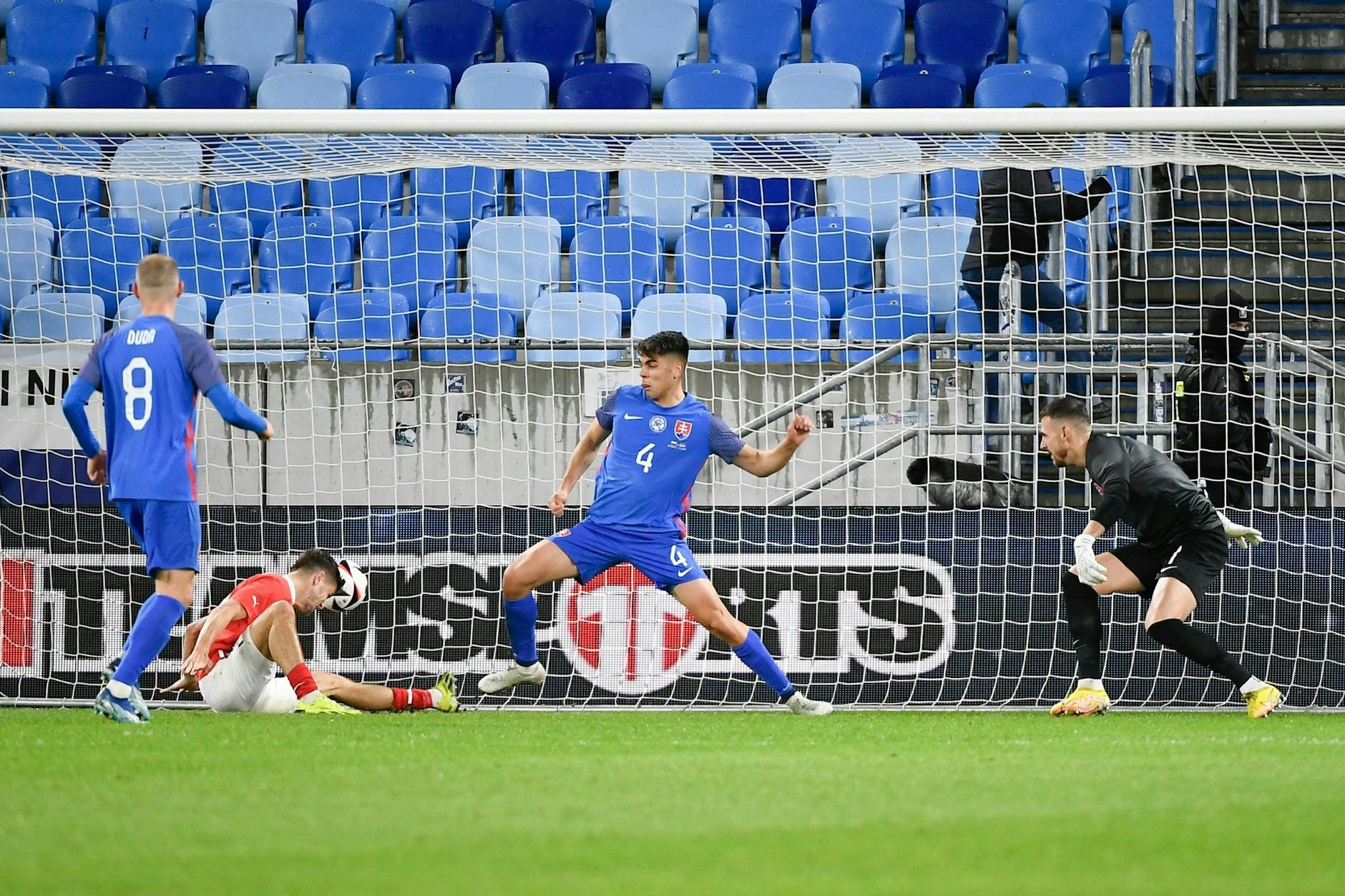 Christoph Baumgartner (2.v.l) traf nach sieben Sekunden für Österreich.  