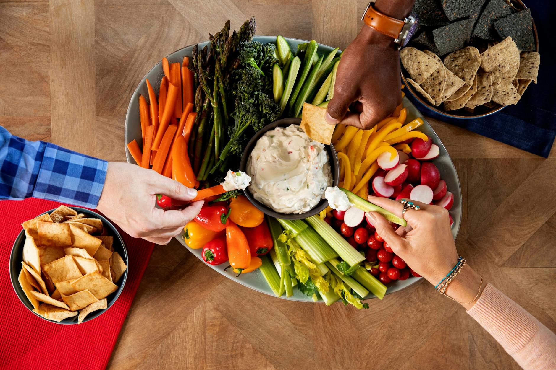 Mit diesem Rezept gelingt Ihnen cremiger Hummus – und es dauert höchstens 15 Minuten.
