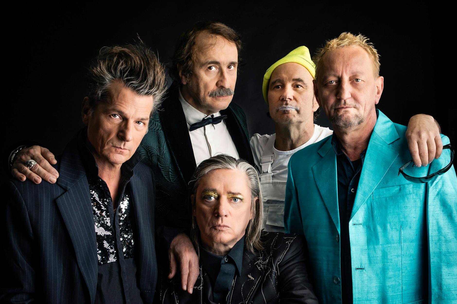 Die Einstürzenden Neubauten rund um ihren Sänger Blixa Bargeld in der Mitte