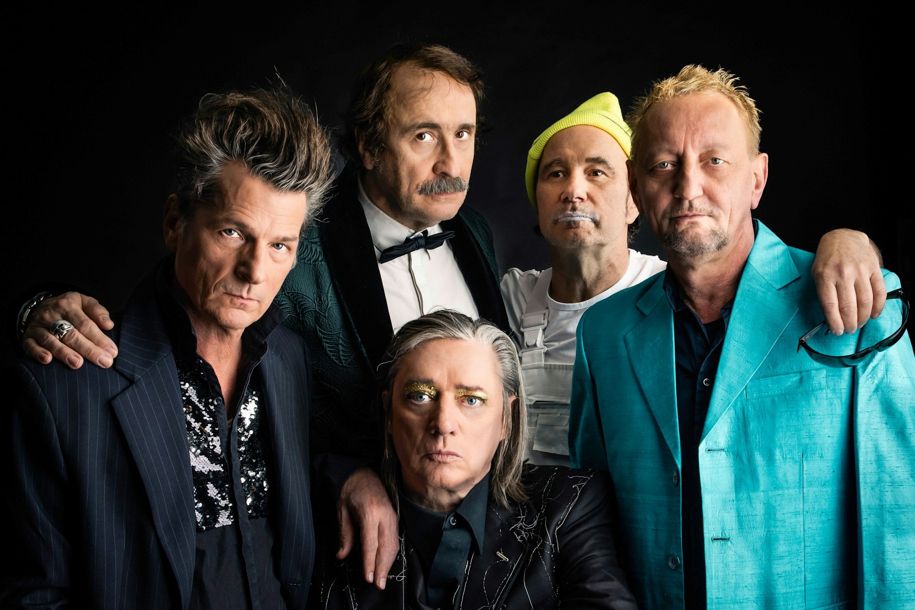 Die Einstürzenden Neubauten rund um ihren Sänger Blixa Bargeld in der Mitte