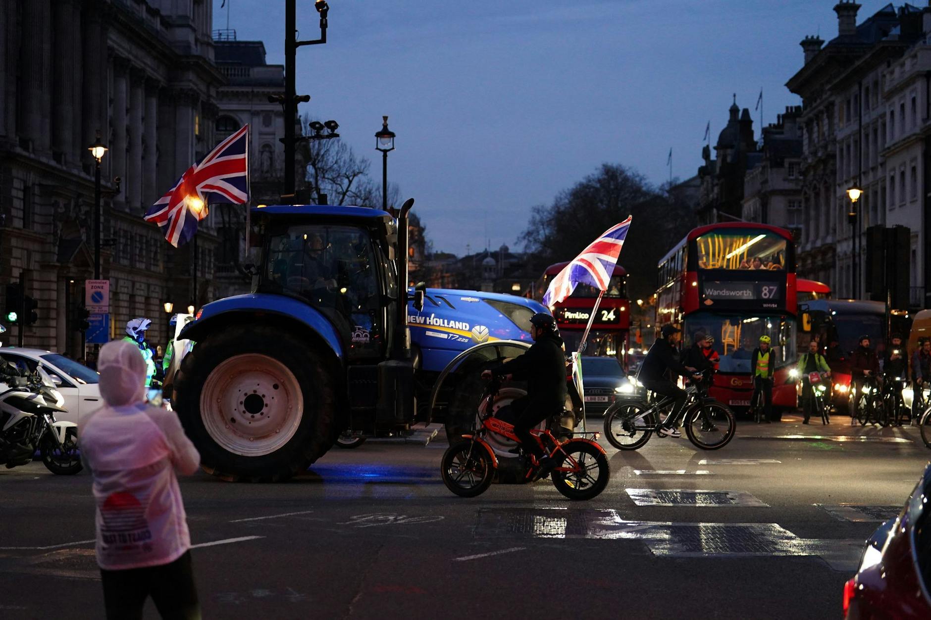 Mit Dutzenden Traktoren haben Landwirte vor dem britischen Parlament in London demonstriert. Grund sind Brexit-Regeln und Handelsabkommen, die nach Meinung der Bauern die Ernährungssicherheit gefährden.
