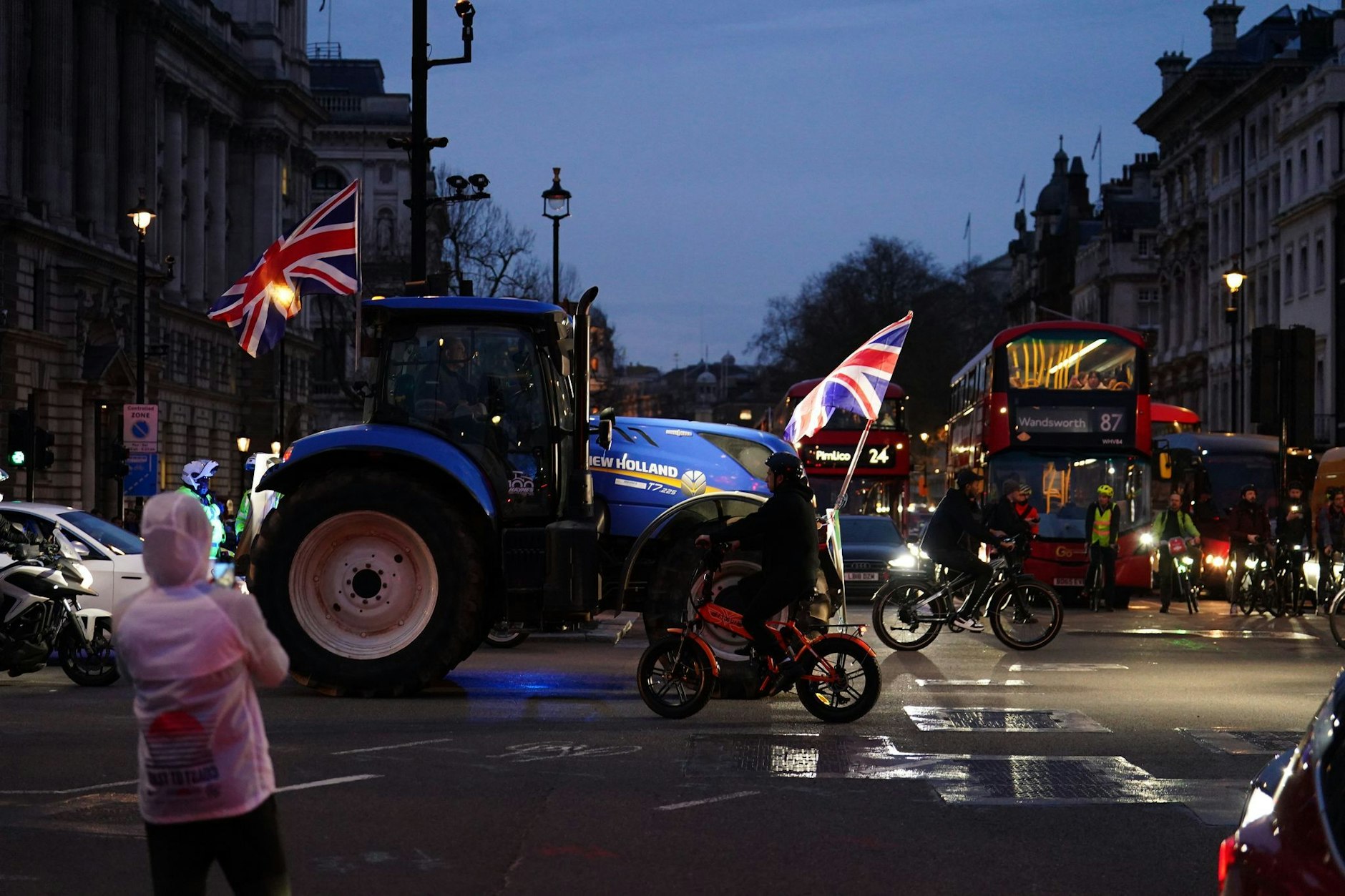 Mit Dutzenden Traktoren haben Landwirte vor dem britischen Parlament in London demonstriert. Grund sind Brexit-Regeln und Handelsabkommen, die nach Meinung der Bauern die Ernährungssicherheit gefährden.  