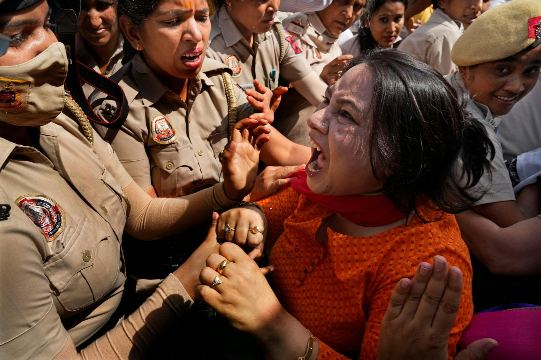 Wütender Protest eines Mitglieds der Aam Admi Party (Partei des kleinen Mannes) in Neu Delhi. Der Protest richtet sich gegen die Verhaftung des Parteiführers Arvind Kejriwal.