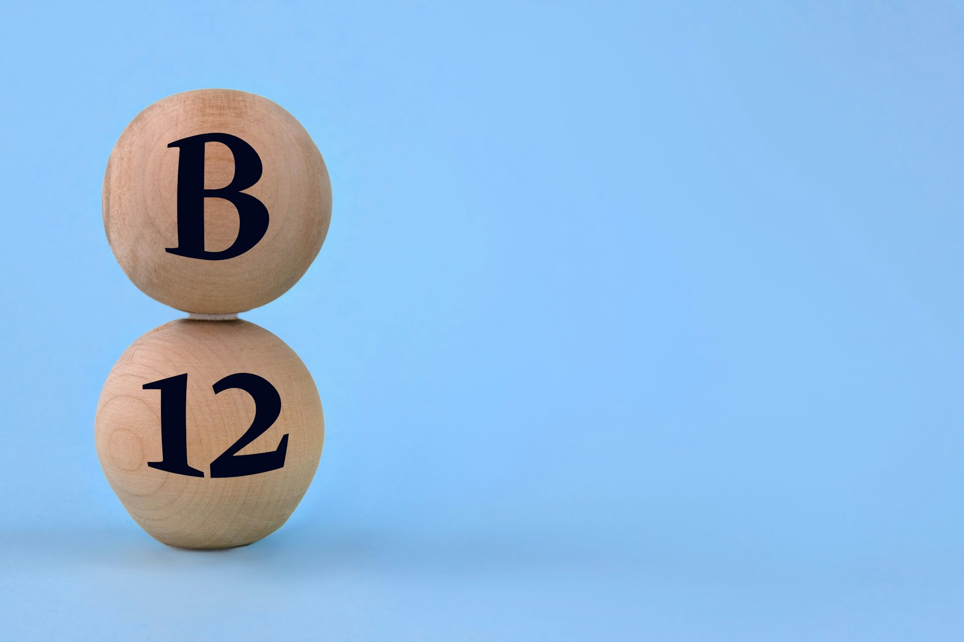 Ein Vitamin-B12-Mangel kann Nervenschäden nach sich ziehen, weshalb bei Symptomen gehandelt werden sollte.