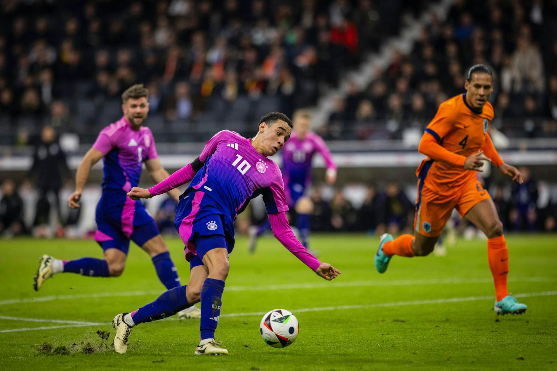 Nationalspieler Jamal Musiala rutschte beim 2:1 gegen die Niederlande gefährlich auf der Holperwiese von Frankfurt aus.