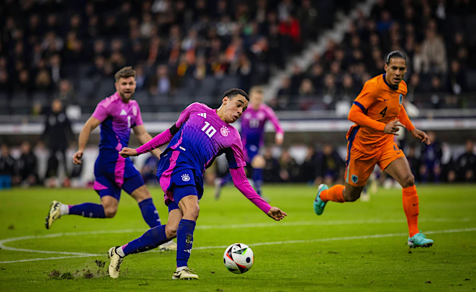 Nationalspieler Jamal Musiala rutschte beim 2:1 gegen die Niederlande gefährlich auf der Holperwiese von Frankfurt aus.